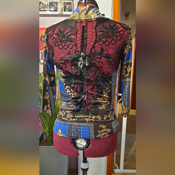 Beautiful Lace Detailed Top size Small - Picture 3 of 6